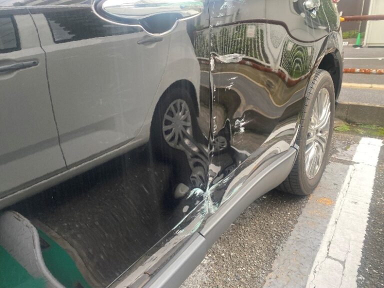 車ぶつけられてしまいました！！